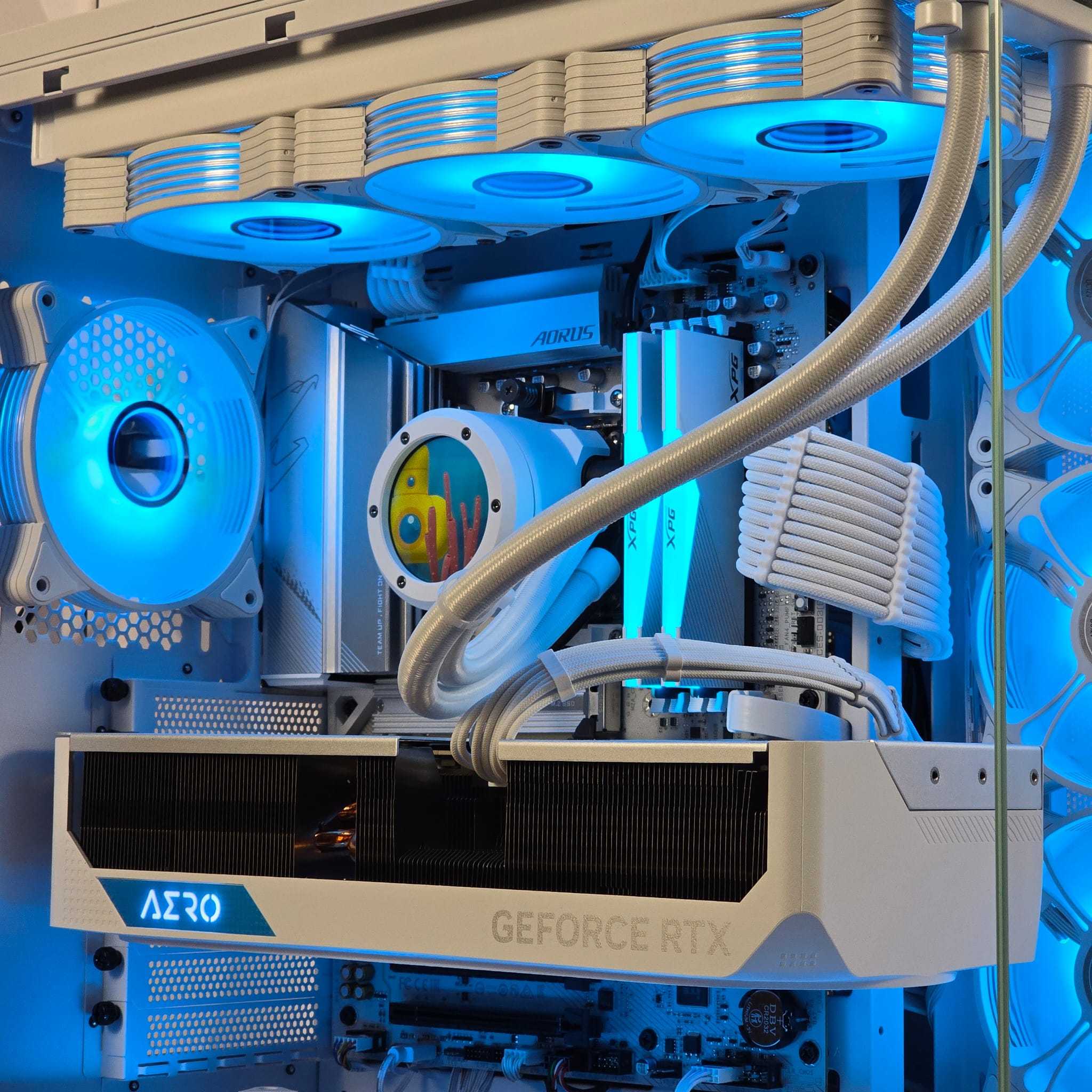 Light Base White – Ryzen 7 7800x3D | RTX 5080