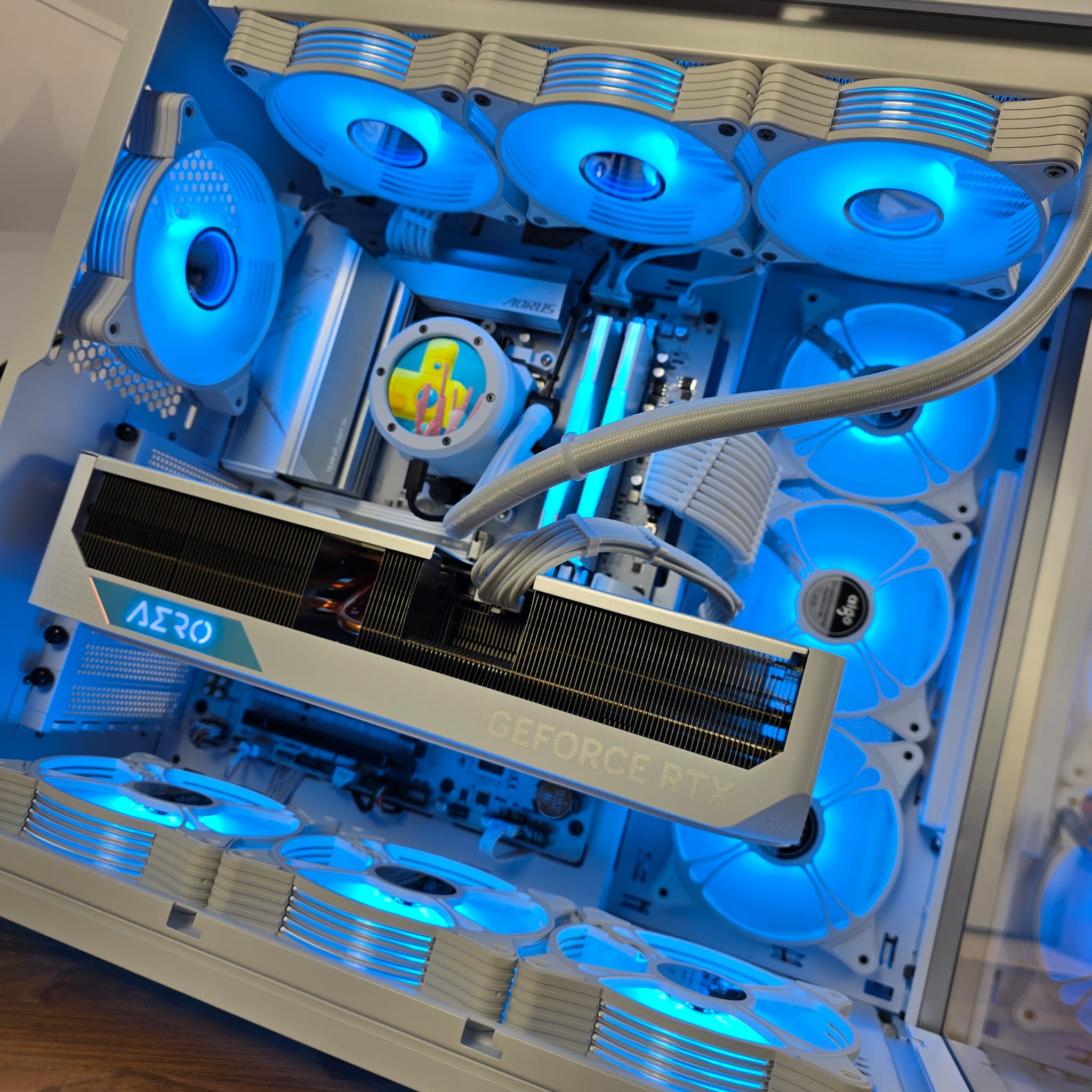 Light Base White – Ryzen 7 7800x3D | RTX 5080
