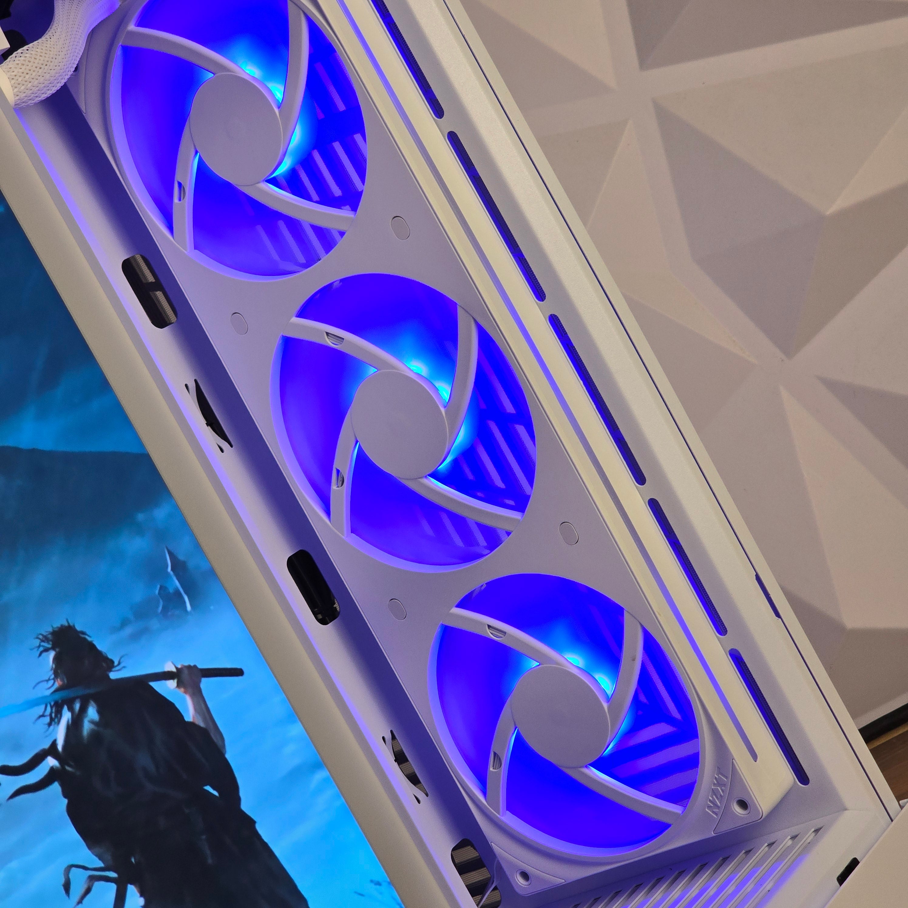Y70 White – Ryzen 7 9800x3D | RTX 5090
